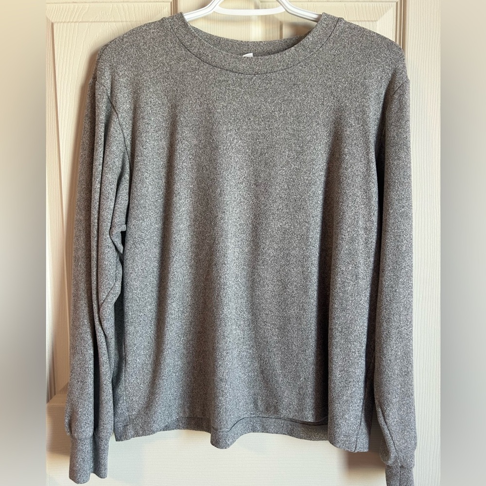 Uniqlo Heather Gray Women's Crewneck Long Sleeve T-Shirt